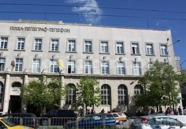 Работник падна от покрива на Централна поща във Варна, черепът му е счупен