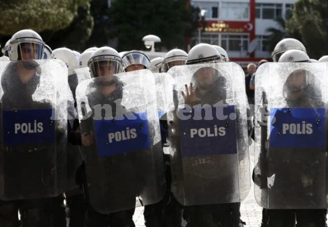 Властите в Турция задържаха 52 полицаи заради „паралелната държава“