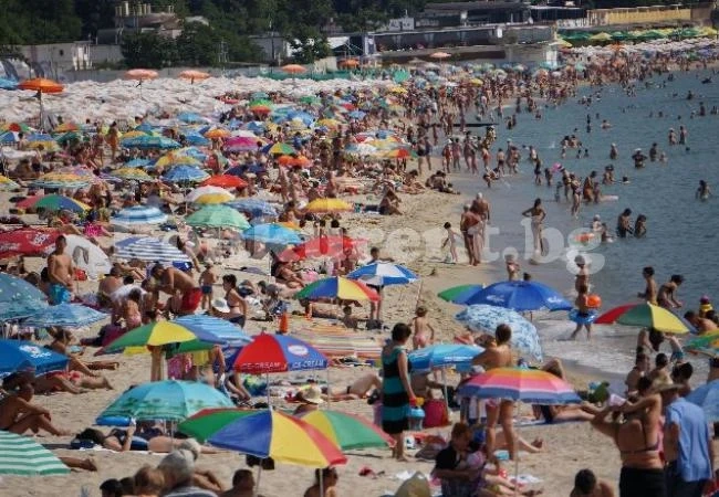 Докато над страната вали порой, плажът във Варна гъмжи от летовници