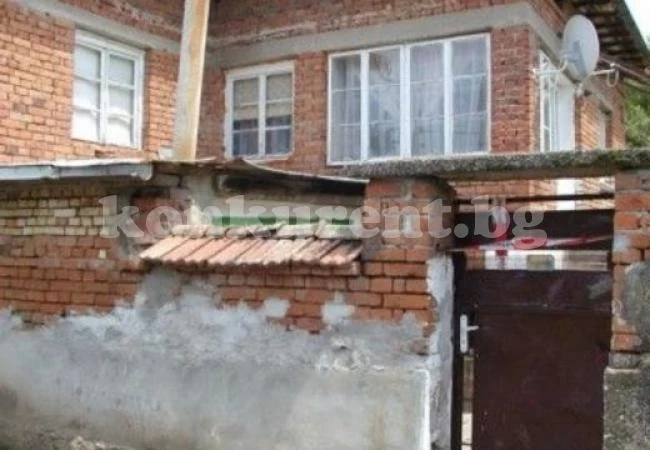 Вкараха в лудница шизофреника, посегнал с нож на полицай