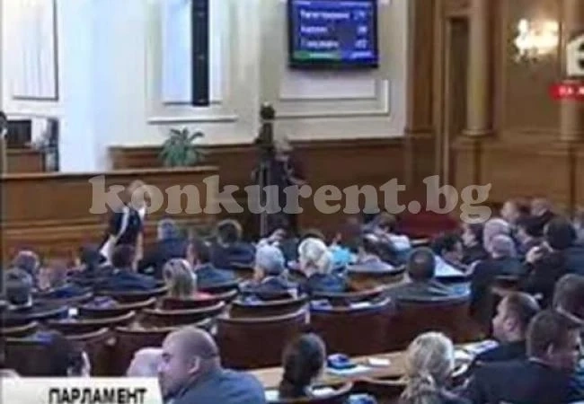 Миков едва усмири депутатите преди гласуването на оставката