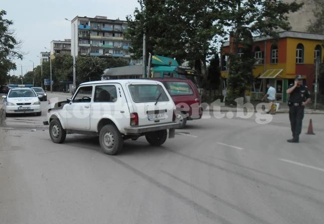 Натресоха полицейска кола в центъра на Враца