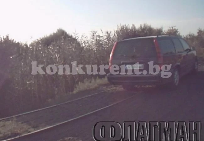 Шофьор паркира върху жп релси, за да отиде на плаж (ВИДЕО)