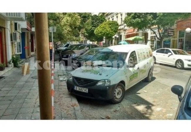 Козирка отклонила огромно парче от сграда, полетяло над главите на хората