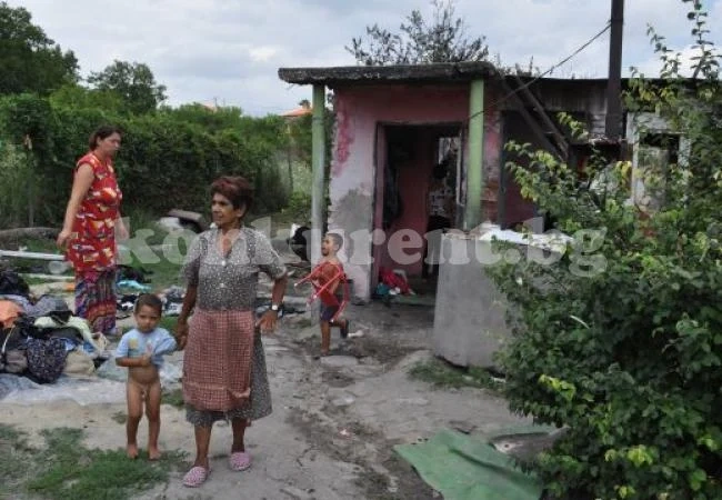 Пожар остави пет жени с децата им без покрив 