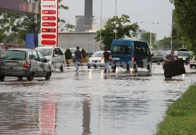 ВИДЕО: Автомобили паднаха във воден капан във Враца