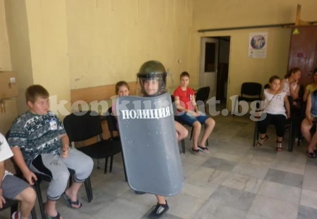 13 хлапета от Мездра стават полицаи 