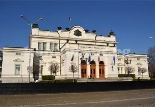 Парламентът няма кворум, ще заседава утре