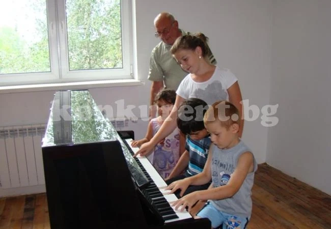 Цяло село чака учител по пиано
