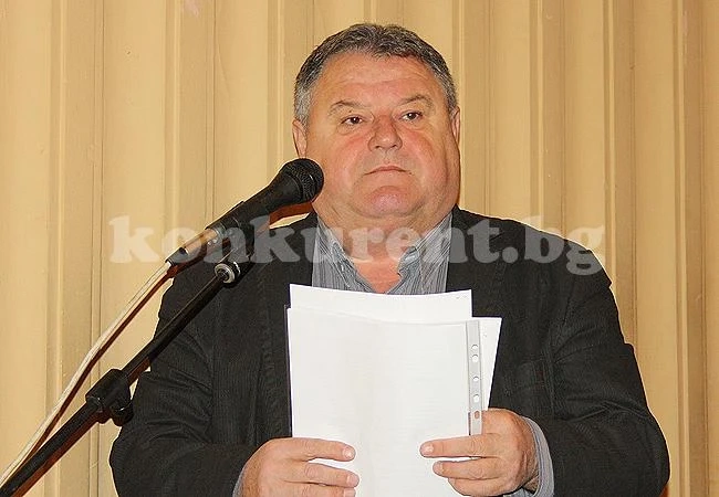 Васил Драганов пита за басейна в Баница