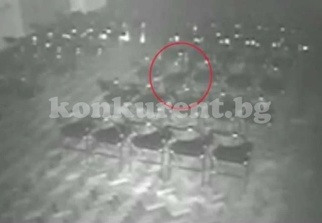 /Видео/ Призраци местят столове в британски театър
