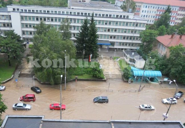 ВИДЕО: Улиците във Враца станаха реки, водната стихия блокира града