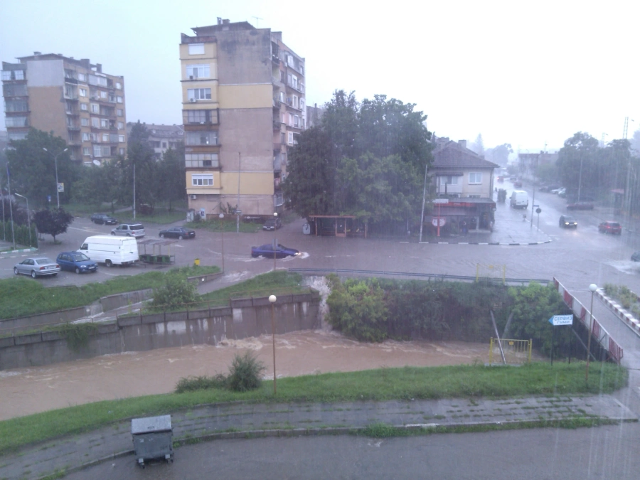Напишете новините с нас! Водната стихия напълни улиците в Мездра