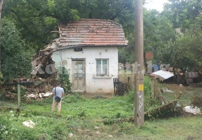 В бедстващите села! Горно Пещене е пълно с вода, има паднали къщи