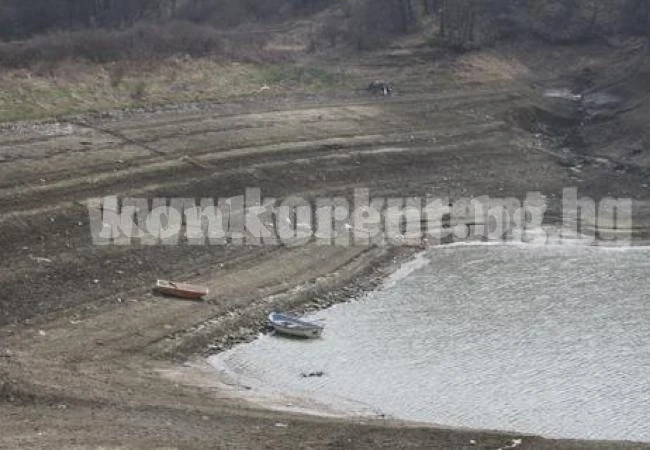 От снощи изпускат язовира край Крапец, водата отива към Мездра