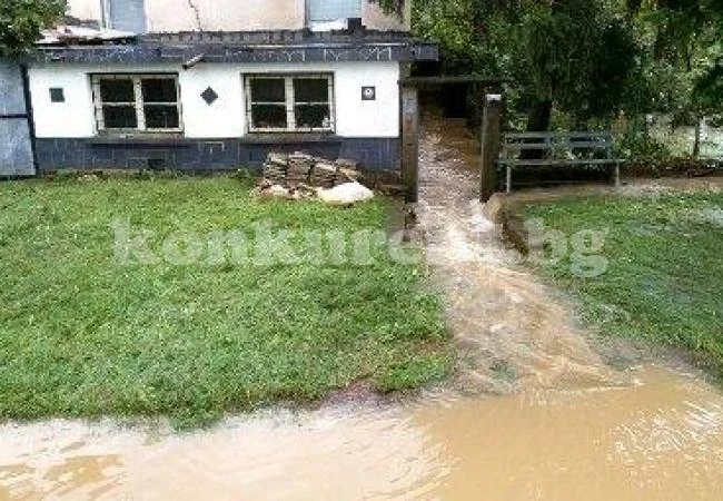 Нивянин без ток, карат водата с багери /СНИМКИ/
