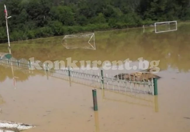 Водният ад погълна и стадион (ВИДЕО)