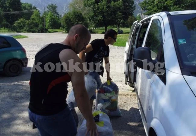 Бус с дрехи и минерална вода замина за бедстващите в региона