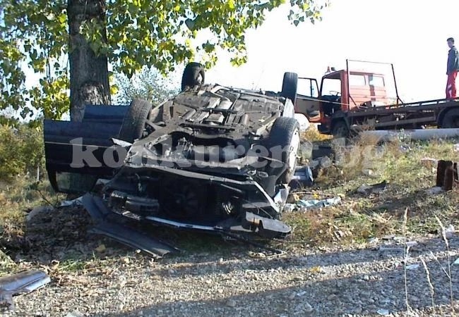 Тежка катастрофа с 19-годишен младеж, двама са в болница