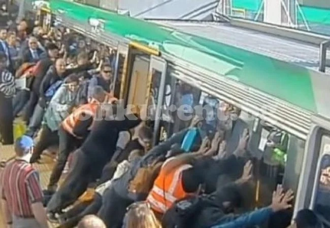 Пътници бутат влак, за да спасят заклещен мъж (ВИДЕО)