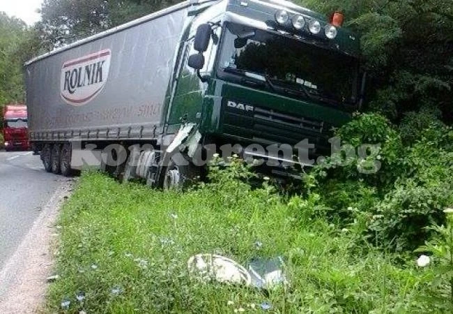 СНИМКИ от катастрофата-На водача на колата му е прилошало