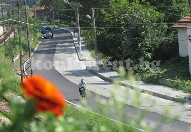 Ударно асфалтират пътя през Зверино