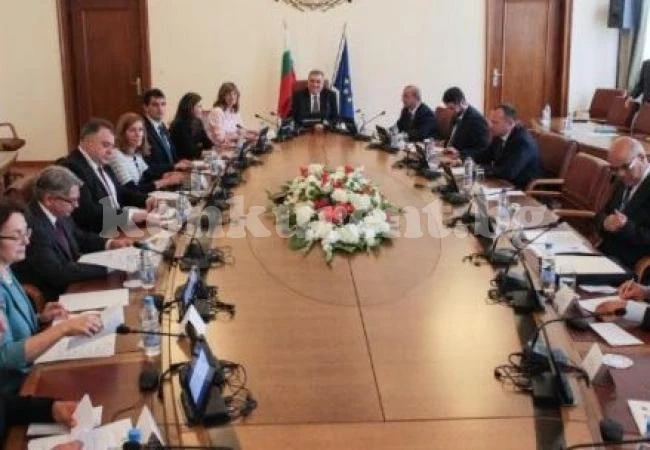 Започнаха рокади в министерствата