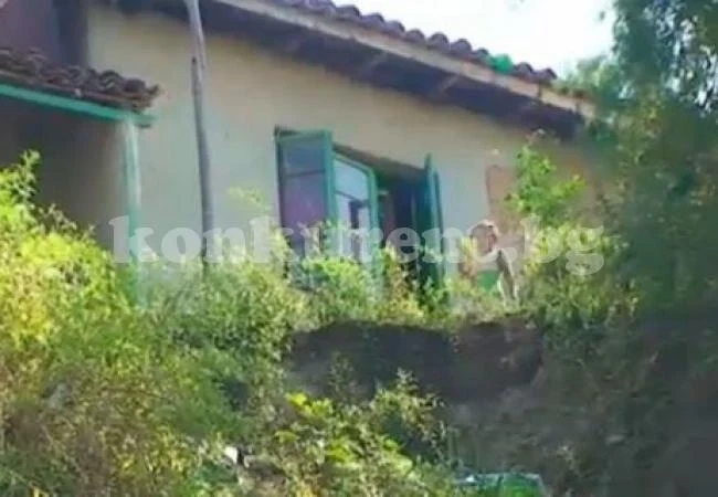 Ромско семейство живее в къща на ръба на пропаст