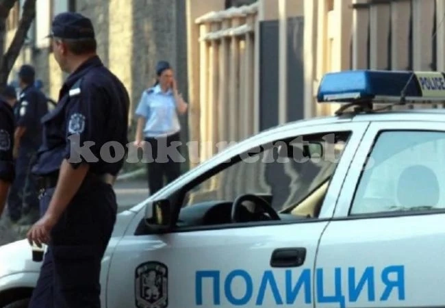 Полицаи тарашат тайник в обществен кенеф