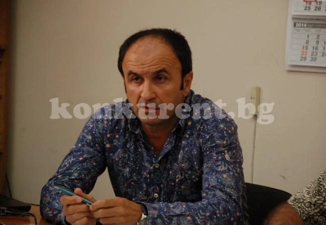Ангел Стоянов подписва договора си в БФС