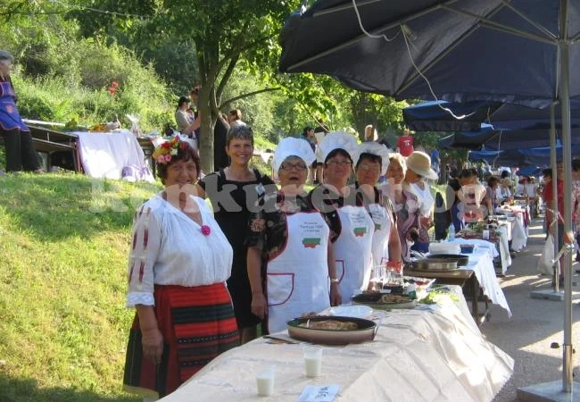 Наши кулинари въртяха баници в Бела Паланка