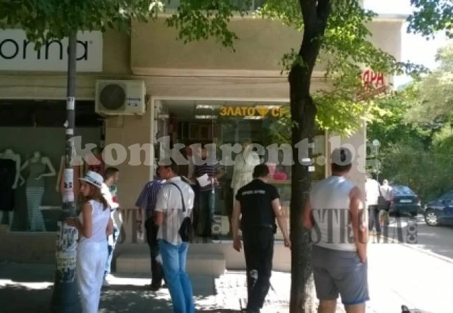 Бандити задигнаха 2 кила злато през дупка в стената