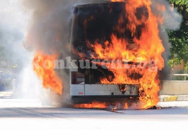 ВИДЕО: Автобус се запали във Враца