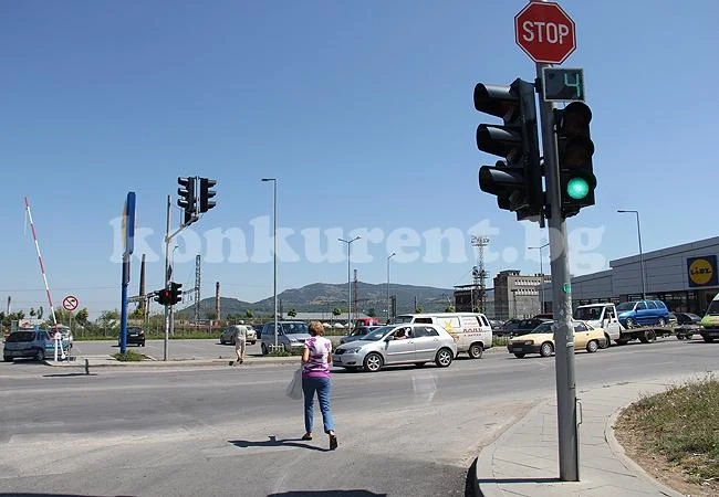 След намеса на „Конкурент“: Увеличиха секундите на светофара при LIDL