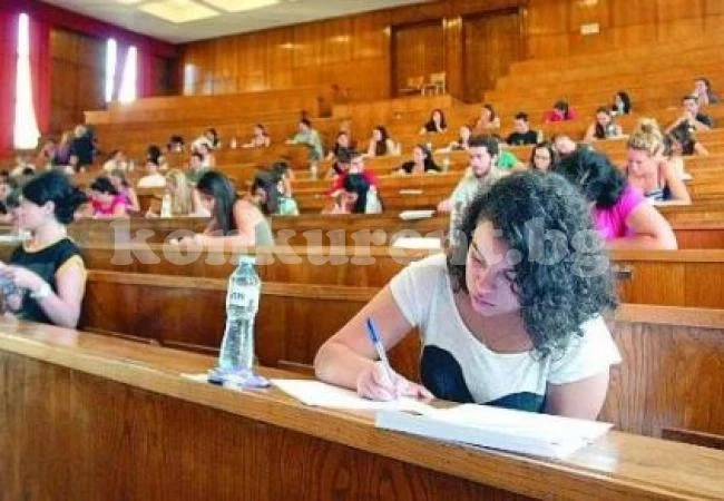 Вузовете търсят студенти до дупка