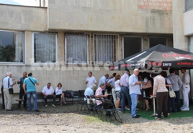 Съветници се почерпиха  на покрива на общината