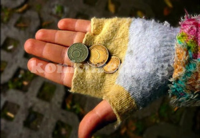 Майка остави невръстните си деца да просят и скитат
