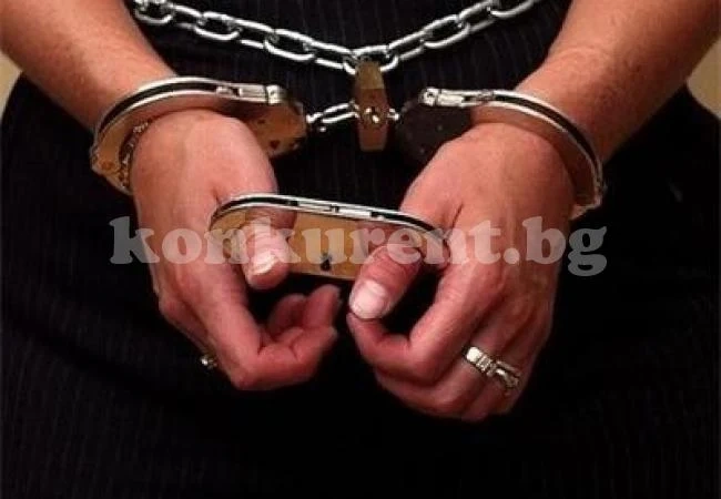 Пияна скандалджийка буйства в автобус, бие пътниците с чанта, арестуват я