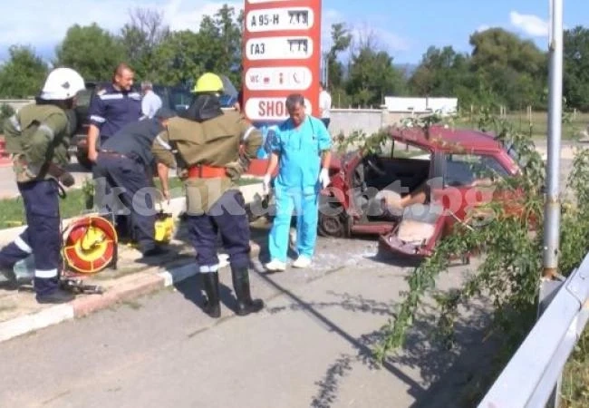 Адски сблъсък на пътя, не могат да извадят ранено момче от ламарините