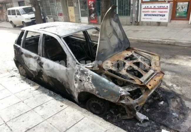 Опожариха коли на враждуващи групи в Благоевград