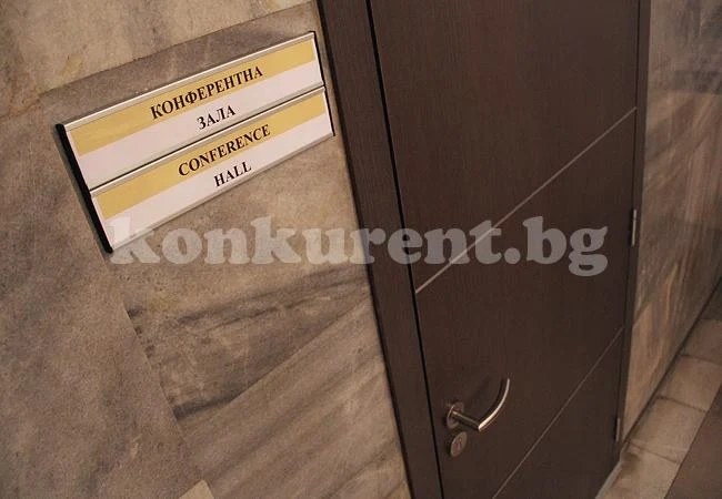 Сенатори заседават извънредно заради отпуск на председателя си