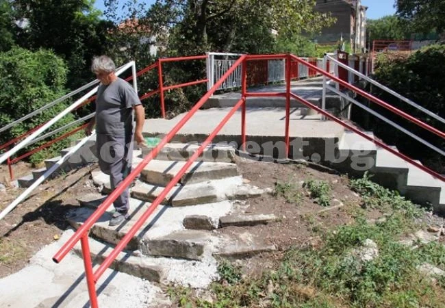 Ремонтираха пешеходен мост над река Лева