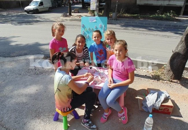 Деца събират пари за учениците в Мизия