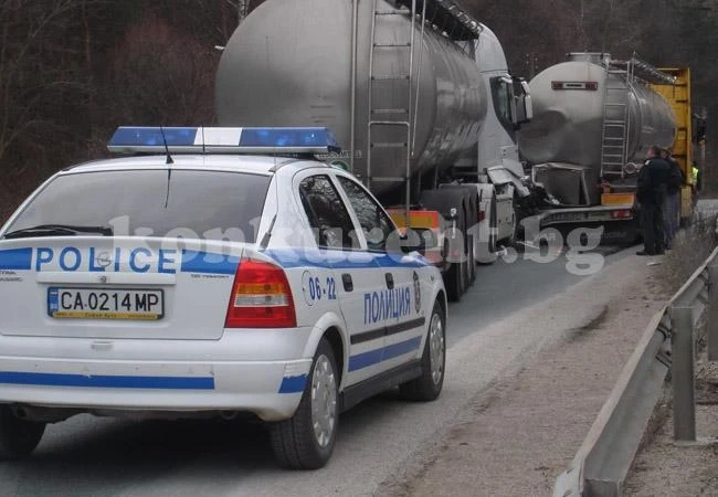 Товарни автомобили катастрофираха на международен път