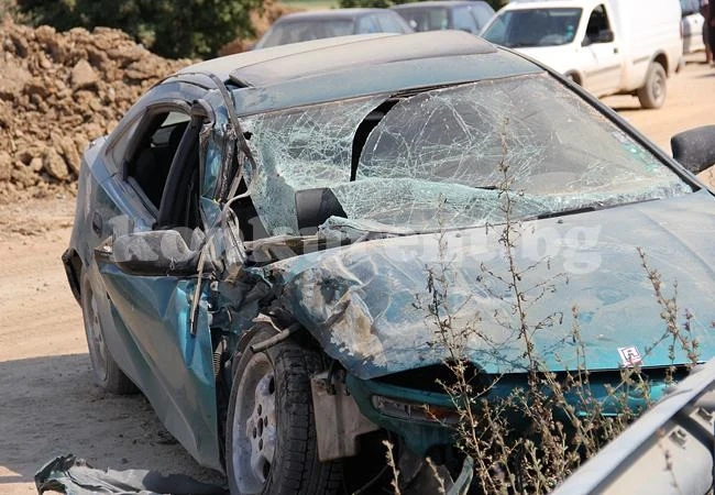 Гъзар с BMW събори селска ограда и избяга