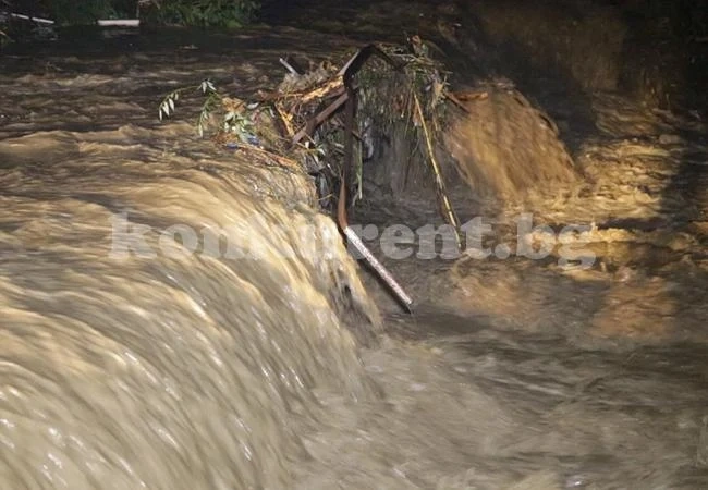 Водата отнесе машини за 50 хил. лева