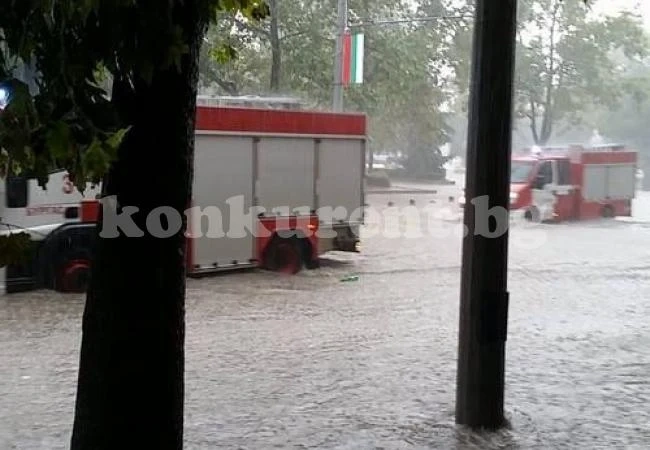 Водата вече нахлува в къщите в Поморие, понесе кофи и коли