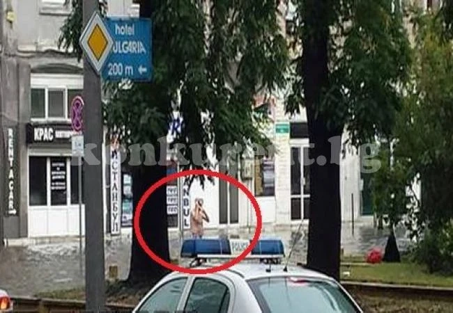 Вижте как старец се гмурна с шнорхел на улицата до наводнената гара в Бургас (ВИДЕО)
