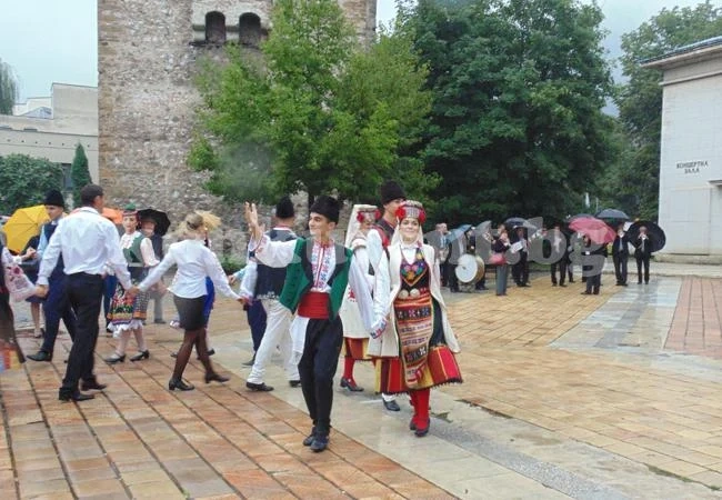 Враца празнува под дъжда