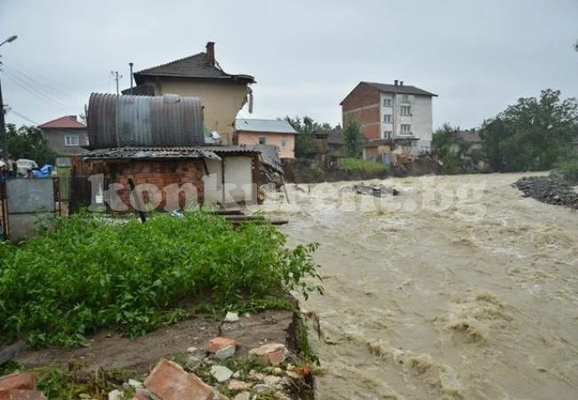 Раздават минерална вода на бедстващите в Берковица